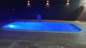 Casa com piscina de 2 dormitórios